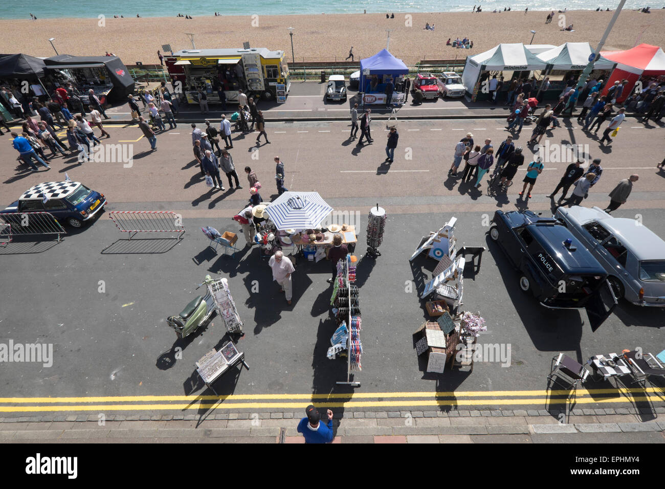Brighton, Regno Unito. Il 17 maggio 2015. Il trentesimo London-Brighton Mini eseguire assembla lungo il lungomare di Brighton. Oltre 2000 autovetture terminato il rally e sono stati uniti da molti enti locali Mini appassionati. Credito: Chris Poole/Alamy Live News Foto Stock