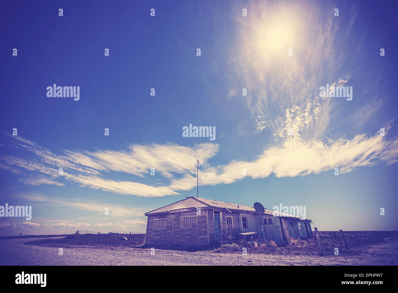 Vintage instagram effetto tonico immagine della casa abbandonata sul deserto della Patagonia. Foto Stock