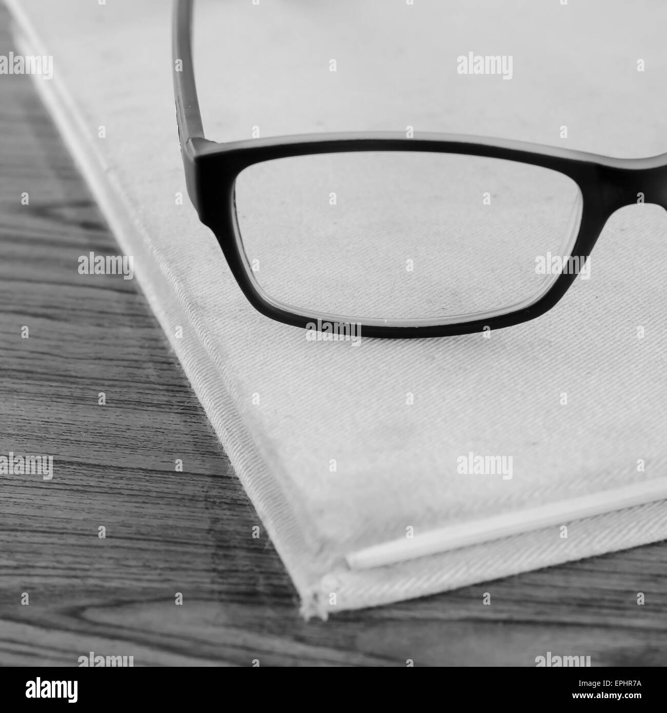 Occhiali nota sul libro bianco e nero colore tono Foto Stock