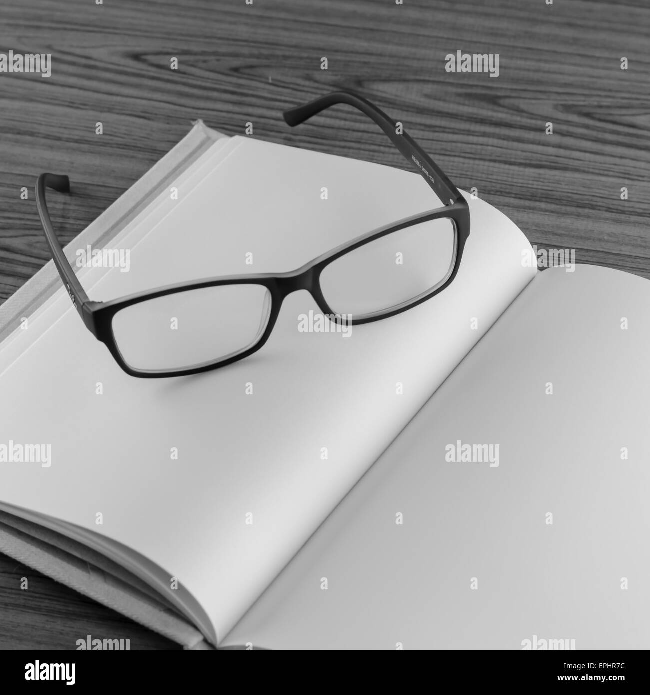 Occhiali nota sul libro bianco e nero colore tono Foto Stock