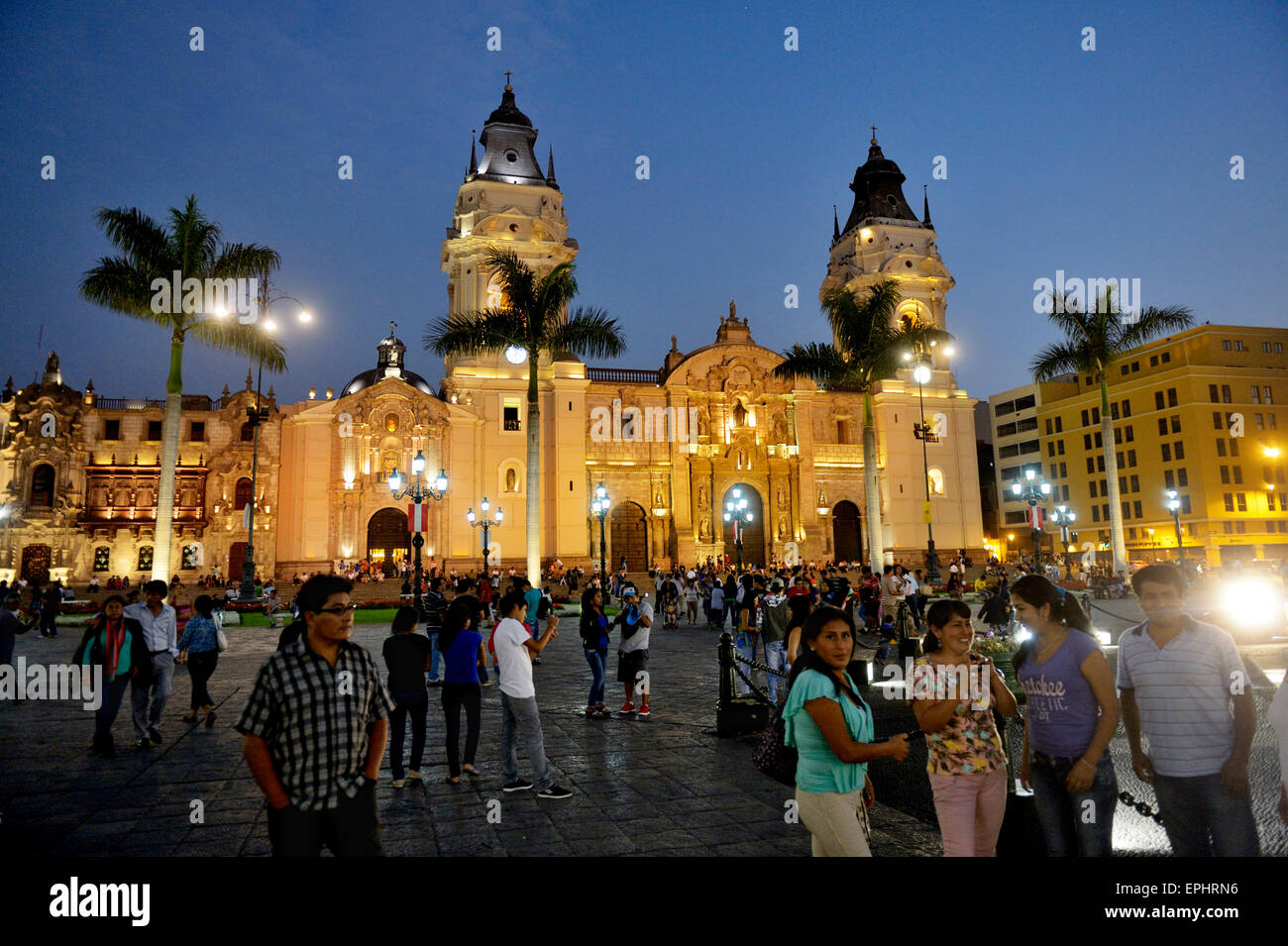 Cattedrale a Plaza Mayor e Plaza de Armas, la sera, Sito Patrimonio Mondiale dell'UNESCO, Lima, Peru Foto Stock