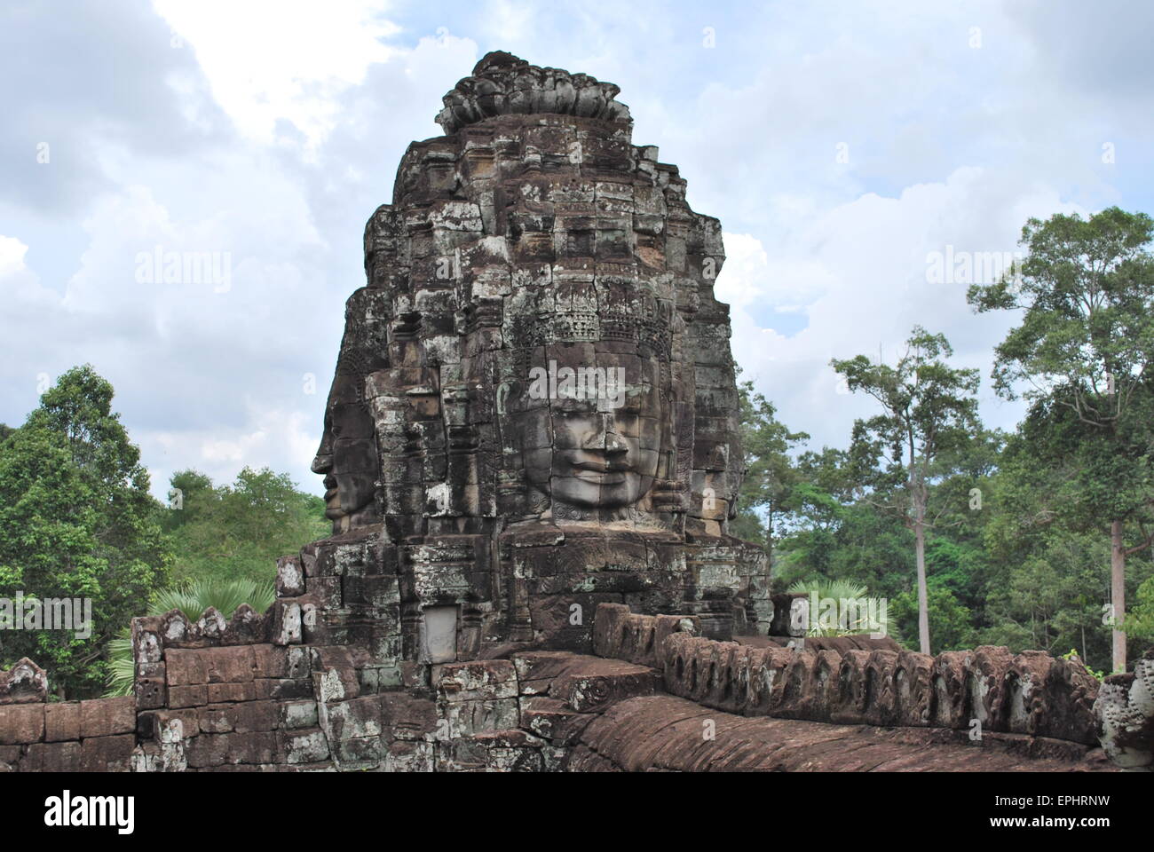 Pietra scolpita in testa, Bayon Angkor Thom, il Parco Archeologico di Angkor, Cambogia Foto Stock
