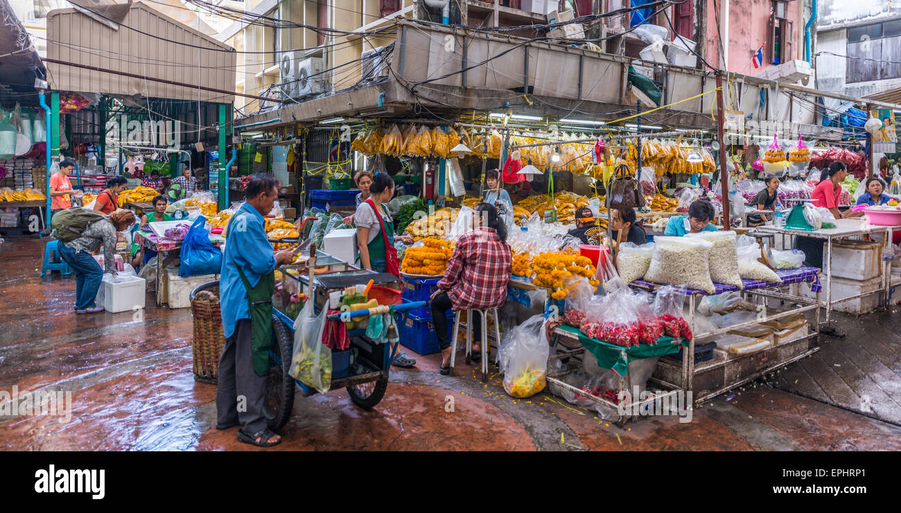 Fiorista in una sala di vendita, il Mercato dei Fiori, Bangkok, Thailandia Foto Stock