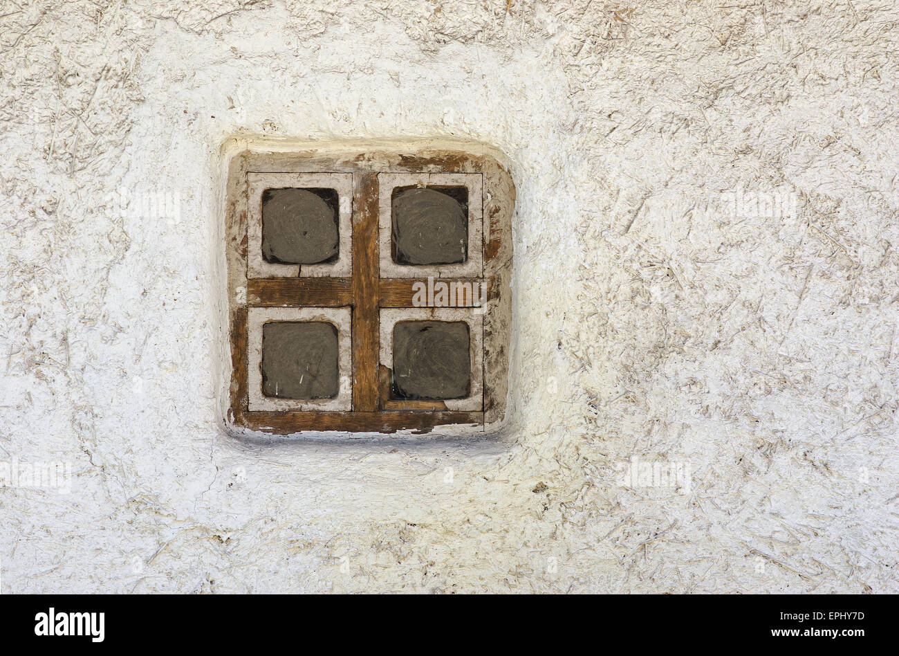 La parete di un vecchio ucraino e bargiglio daub house con piccola finestra. Foto Stock