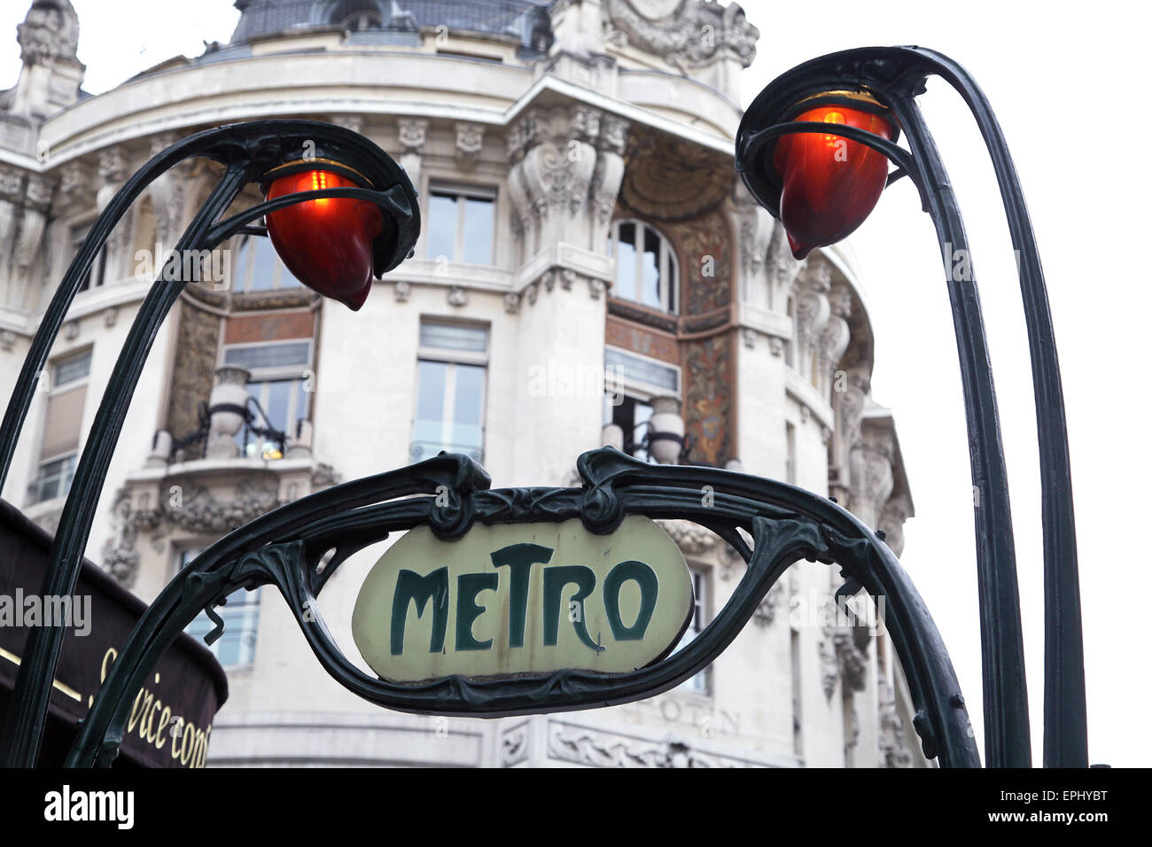 Segno della metropolitana da architetto francese Hector Guimard.design in stile Liberty.ingresso a una stazione della metropolitana di Parigi Francia Foto Stock