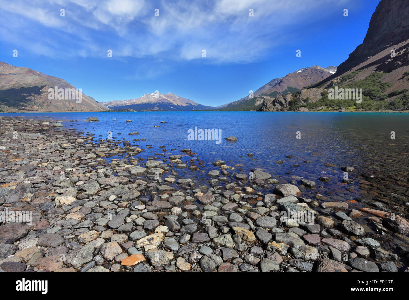 Spiaggia ghiaiosa al lago Foto Stock