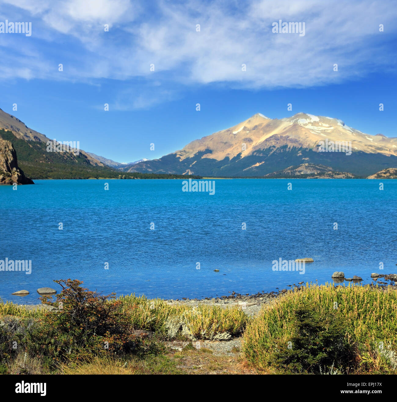 Il lago blu nella valle Foto Stock