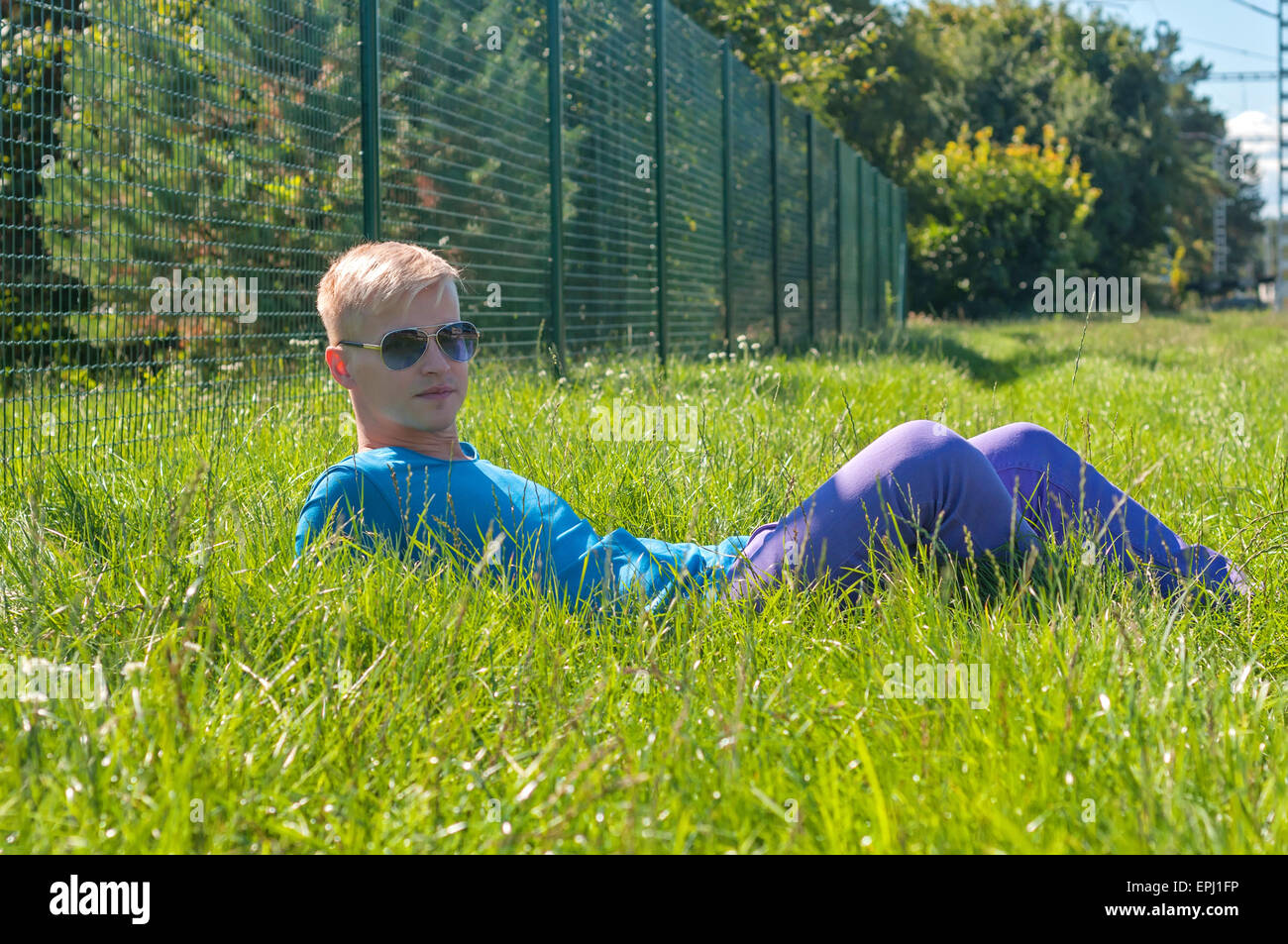 Uomo bello nel parco Foto Stock