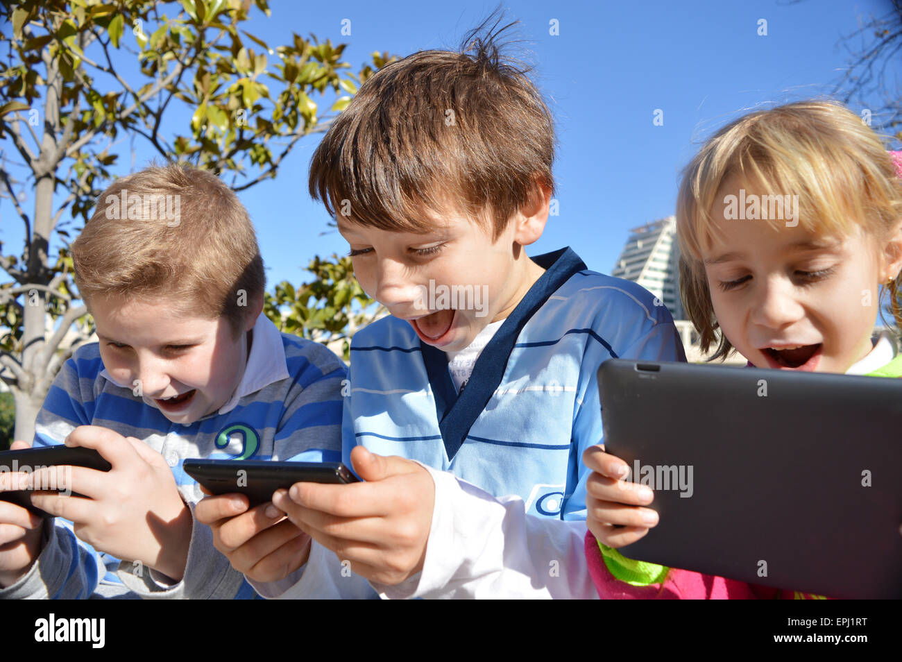 I bambini con lo smartphone Foto Stock