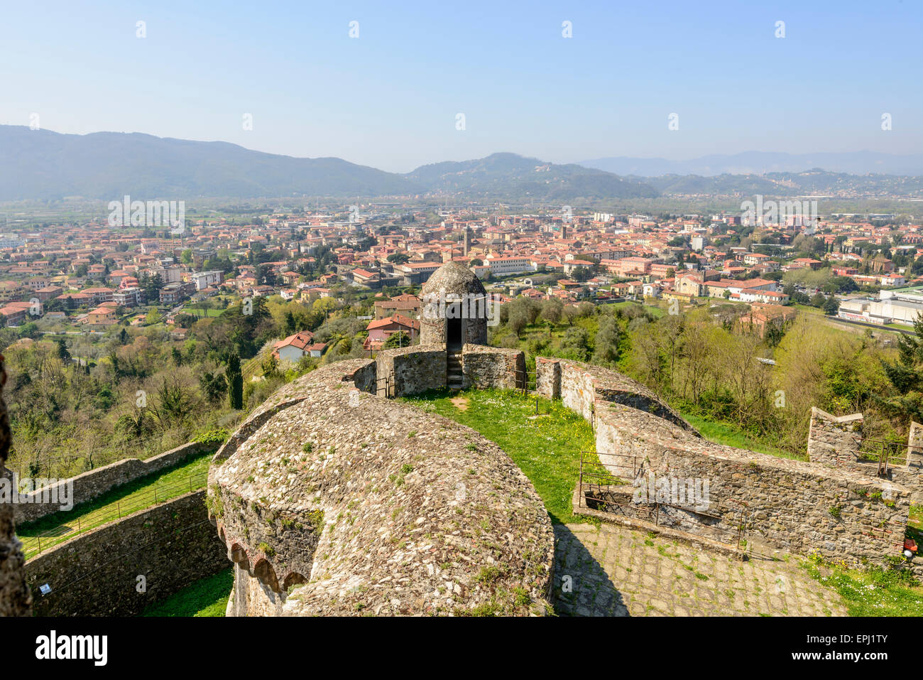 Vista della pietra garitta sulla sommità del round dungeon in antico Castello , girato su una soleggiata giornata di primavera con la cittadina in background Foto Stock