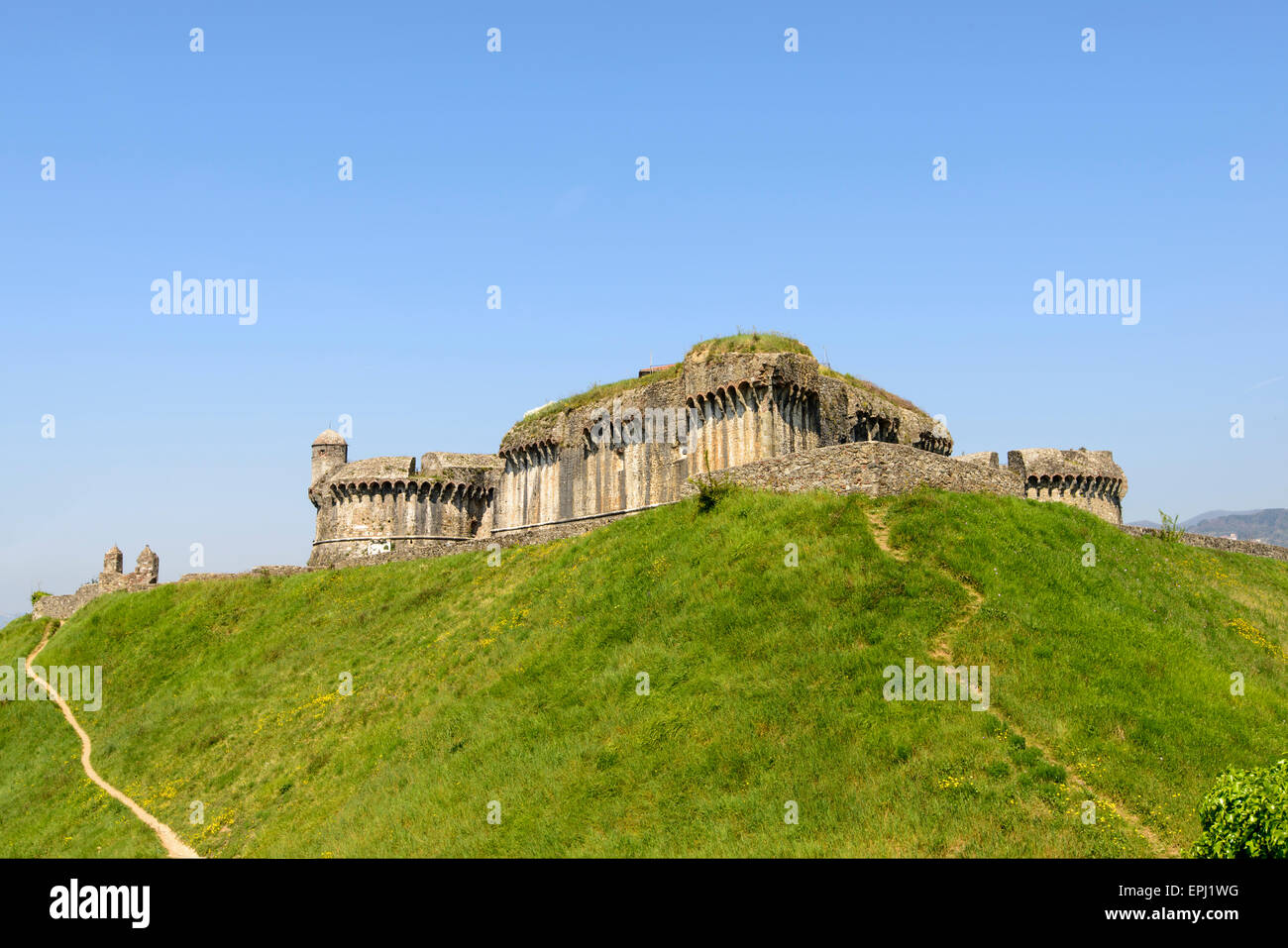 Vista dei bastioni di erba su cui sorge il castello antico, shot su una soleggiata giornata di primavera, Sarzana, Italia Foto Stock