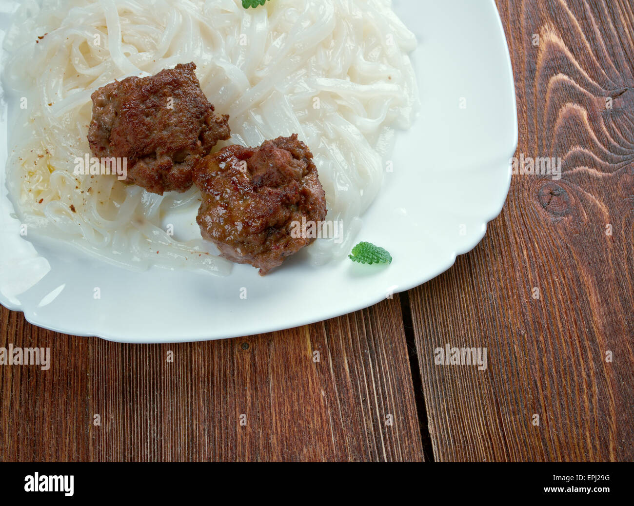 Di carne con verdure e riso tagliatelle Foto Stock