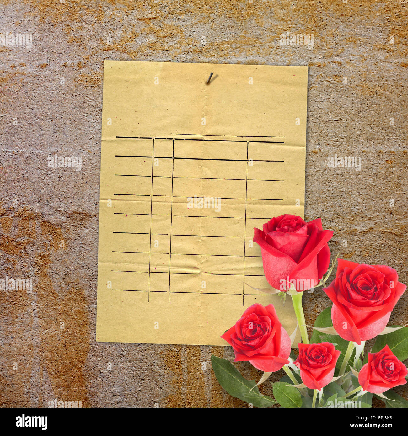 Vecchia scheda vintage con una bella rosa rossa su sfondo della carta Foto Stock