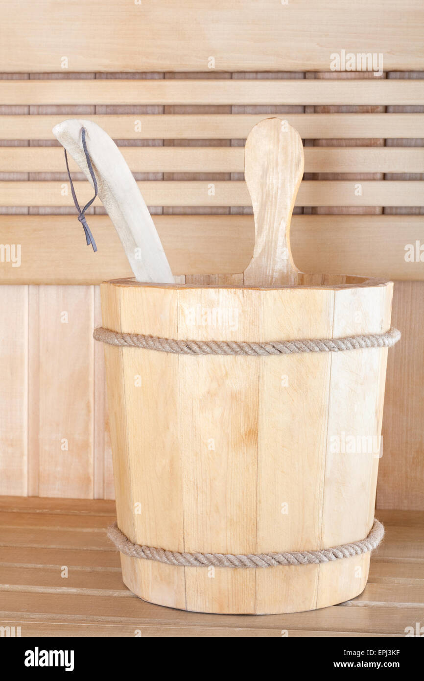 Tradizionale sauna in legno per il relax con secchio di acqua Foto Stock