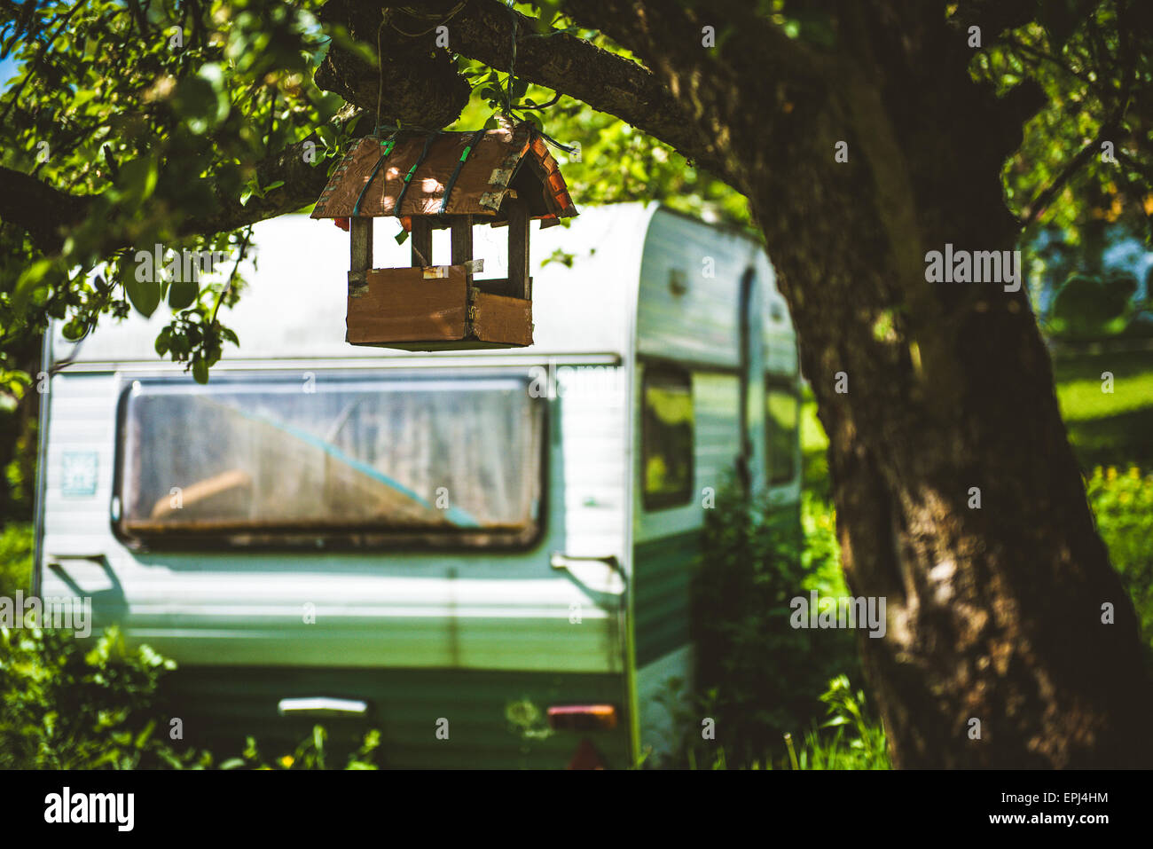 Casa degli uccelli in primo piano con il camper in background Foto Stock
