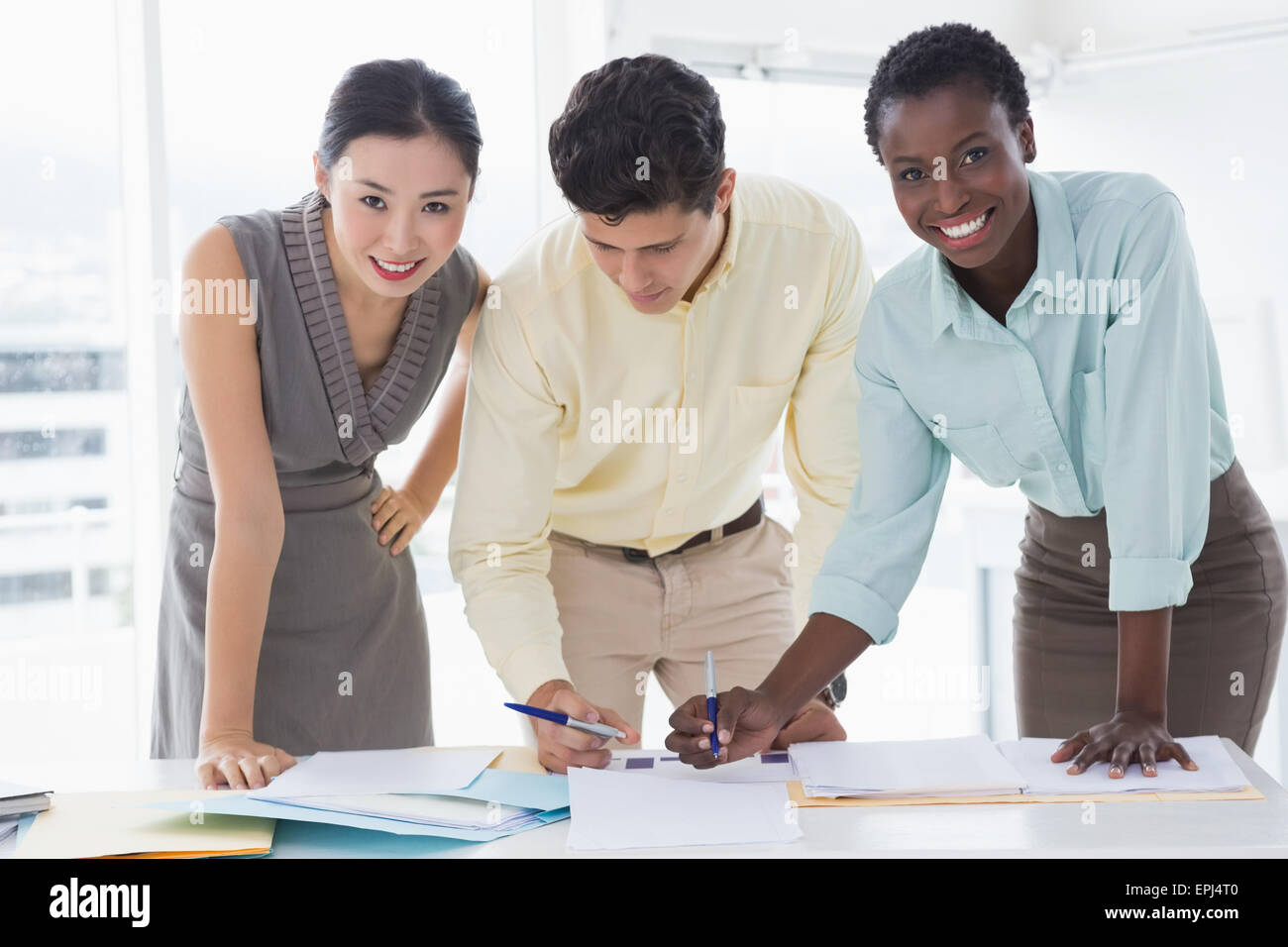 Il team Aziende che lavorano insieme in occasione di una riunione Foto Stock