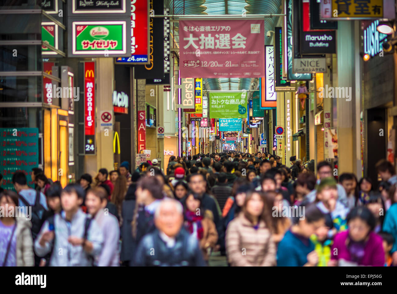Shinsaibashi affollata strada commerciale di Osaka in Giappone Foto Stock