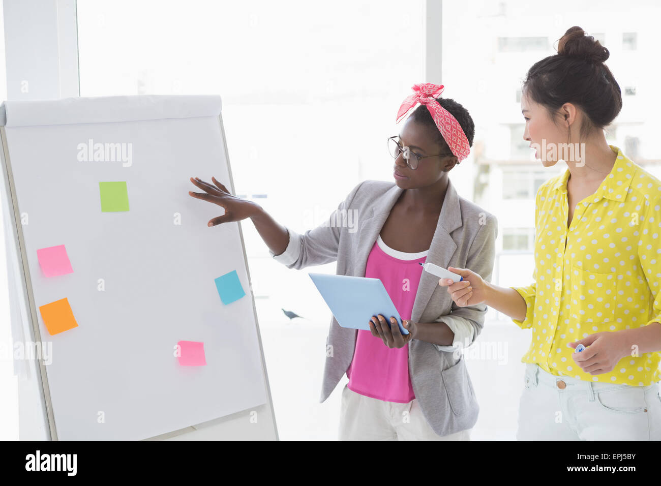 I giovani creativi donne insieme di brainstorming Foto Stock