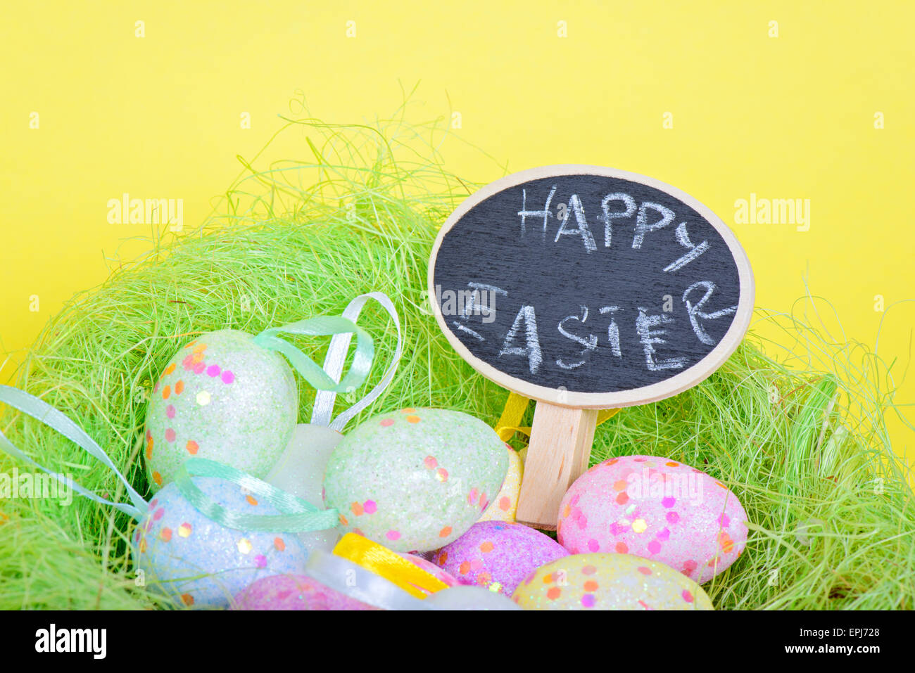 Estere di uova nel nido con piccole blackboard Foto Stock