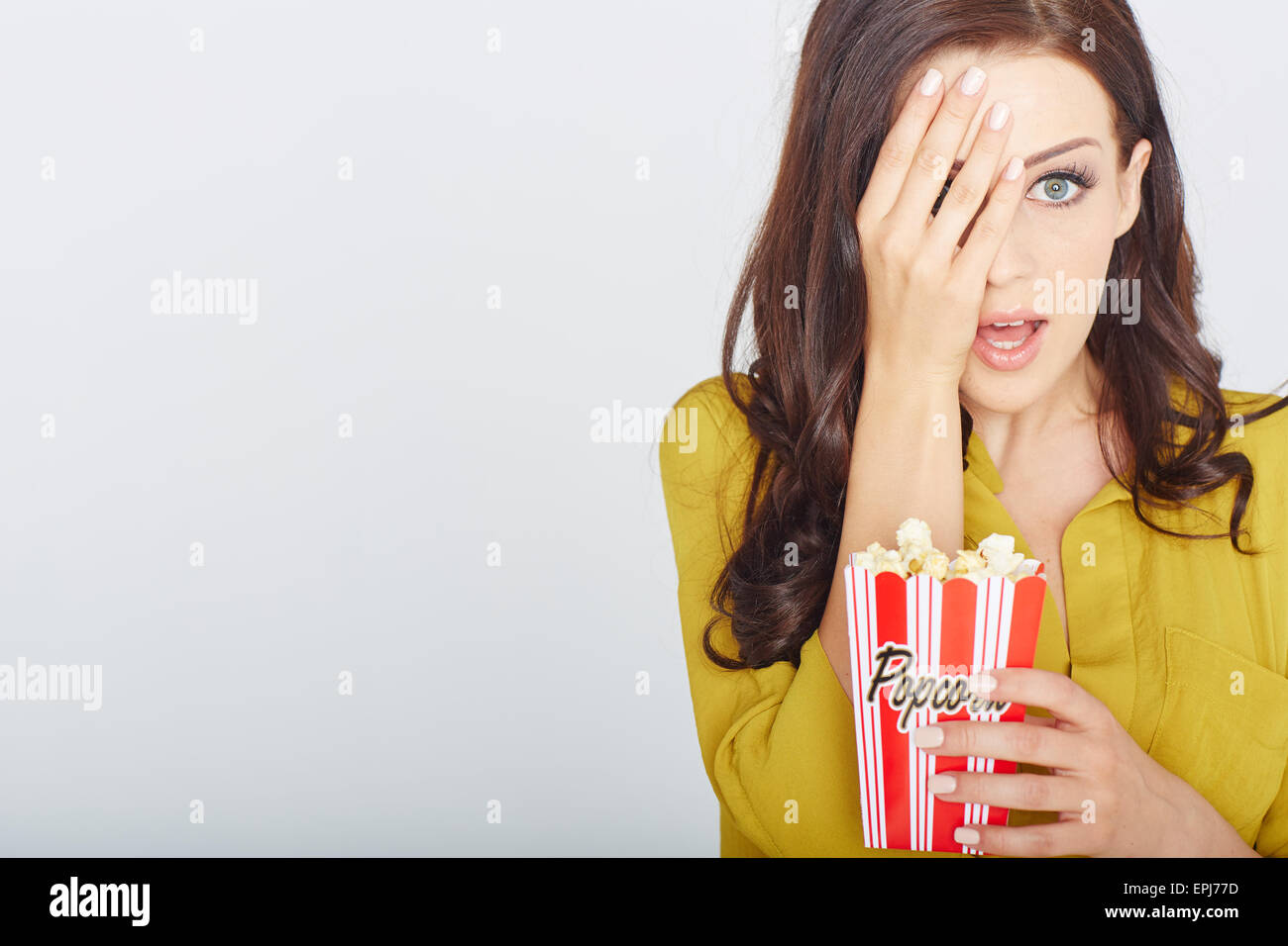 Giovane donna con popcorn Foto Stock