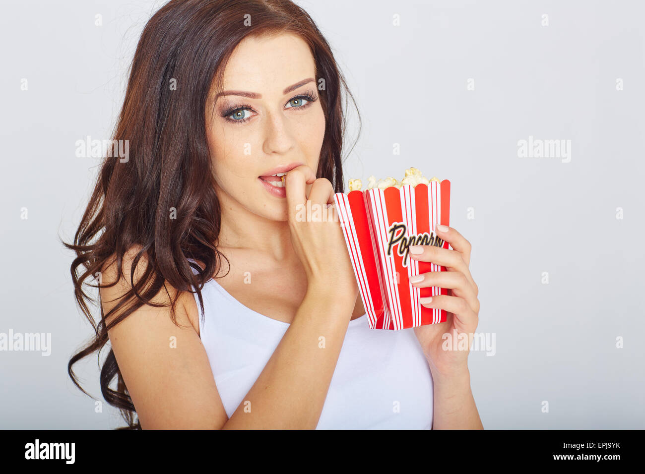 Giovane donna con popcorn Foto Stock
