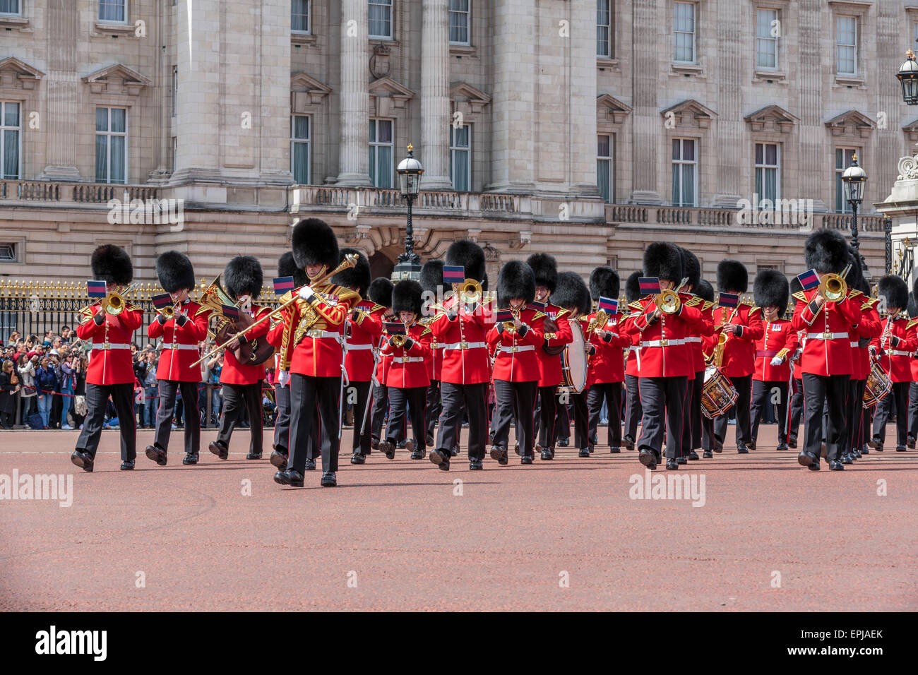 Un'immagine del paesaggio della Band of the Coldstream Guards in marcia da Buckingham Palace, Londra, Inghilterra Regno Unito Foto Stock
