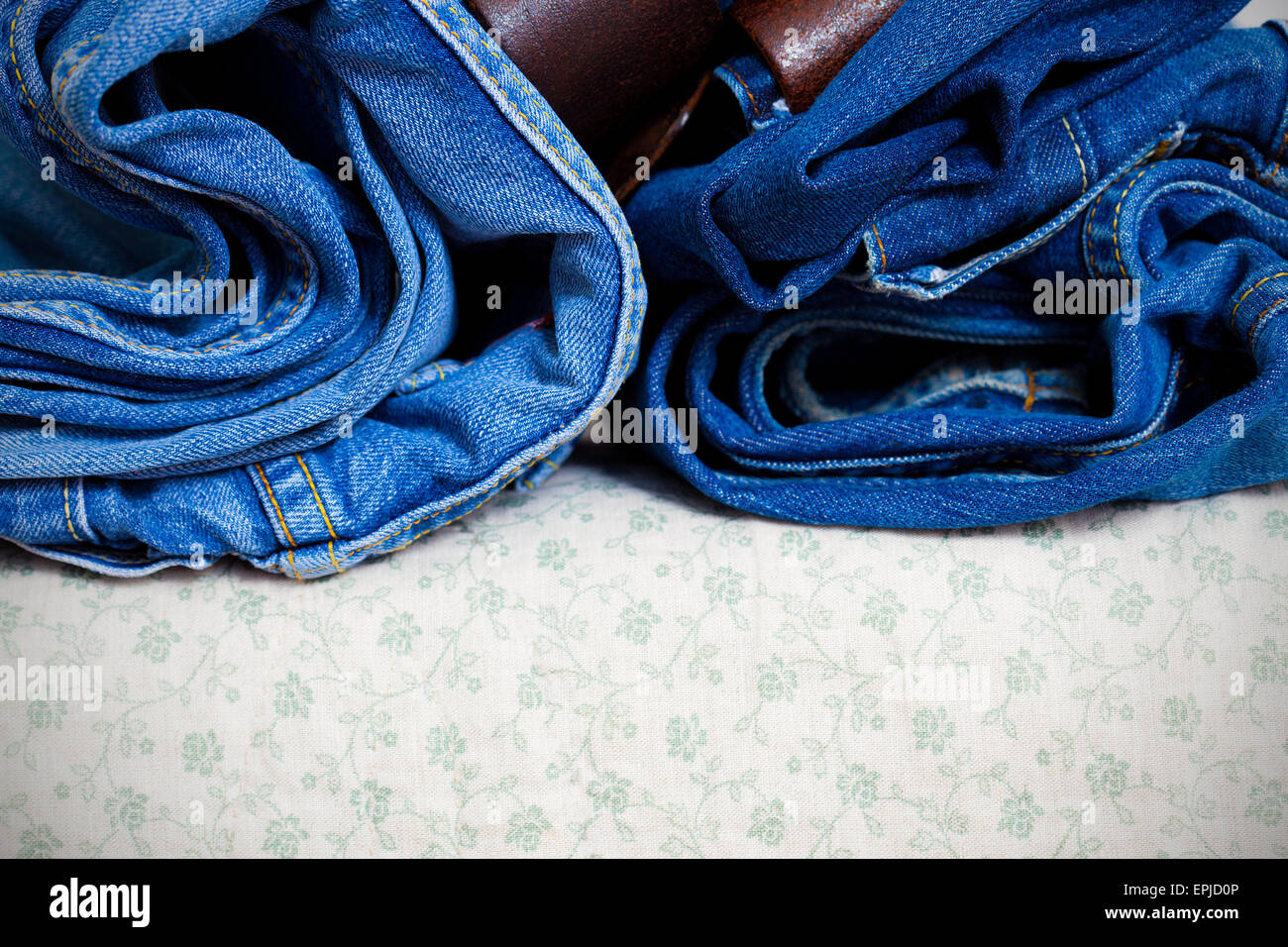 arrotolato di jeans Foto Stock