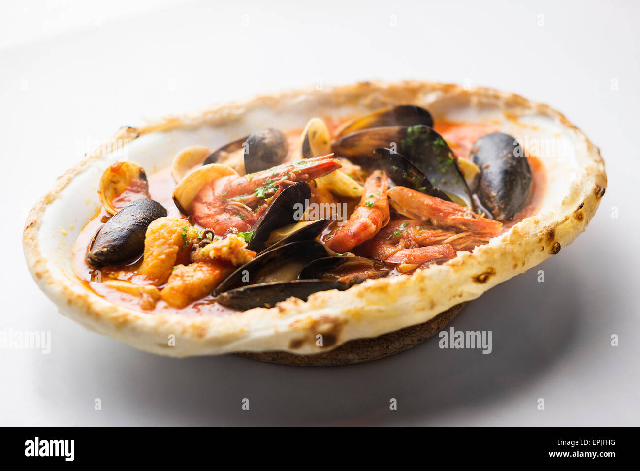 Italiano per la cottura a vapore stufato di pesce cotto nel pane focaccia Foto Stock