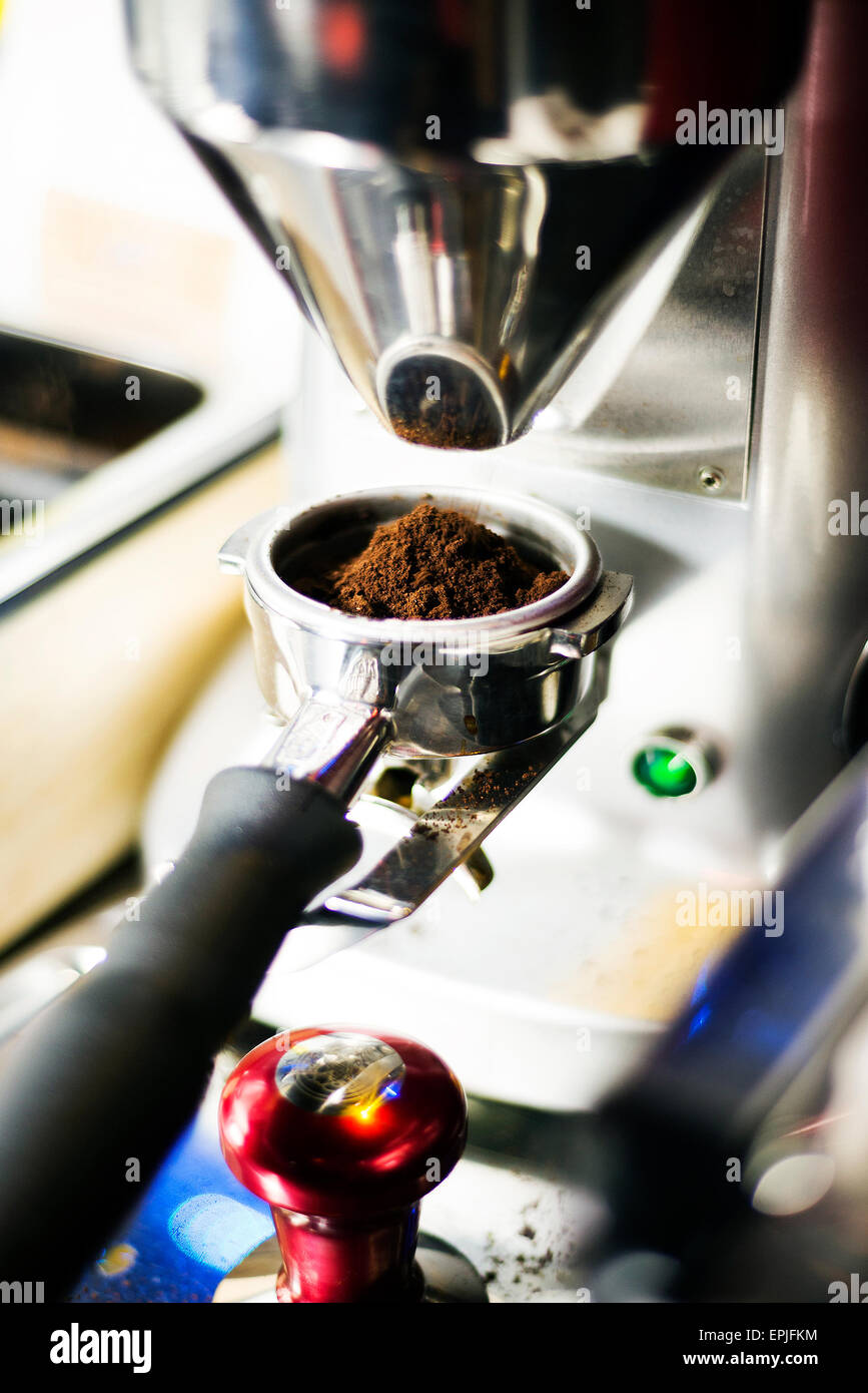 Classico caffè macinacaffè dettaglio con massa porzione espresso Foto Stock
