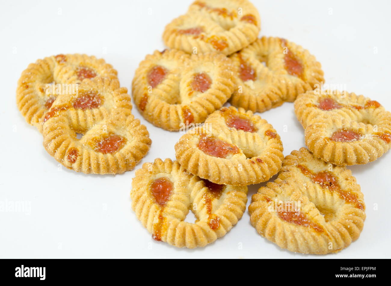 Biscotti da tè riempita con marmellata di albicocche su bianco Foto Stock