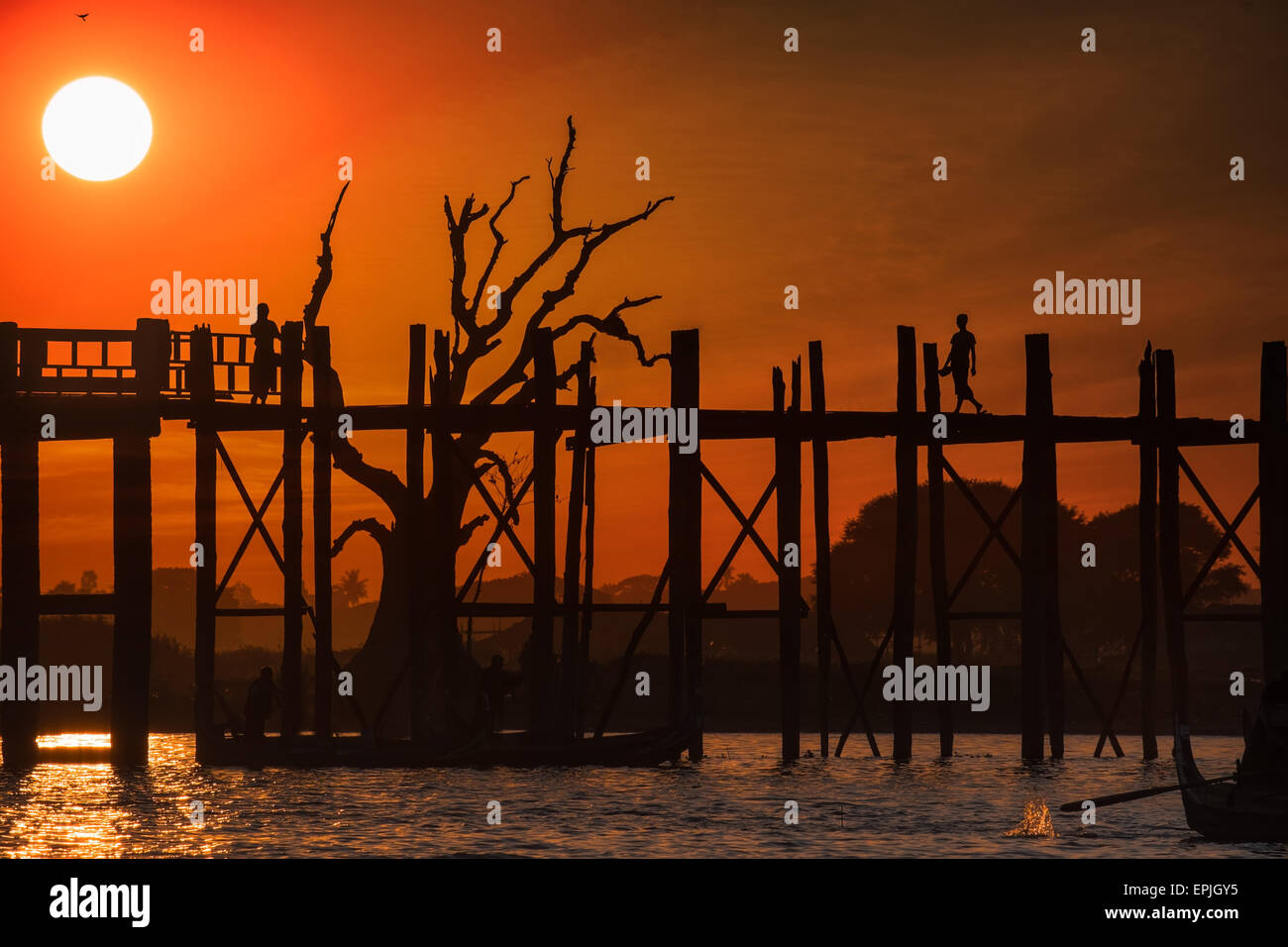 Sagome in U Bein ponte in teak. La popolazione locale ed i turisti di godersi il tramonto ad Amarapura. Myanmar (Birmania) viaggi e paesaggi Foto Stock