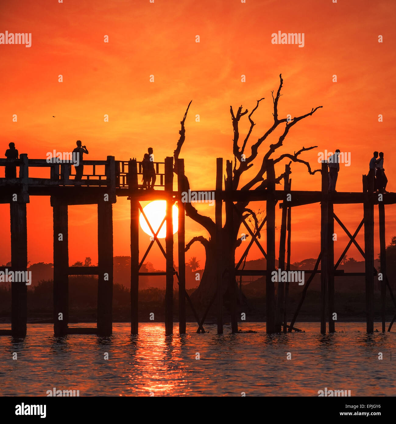 Sagome in U Bein ponte in teak. La popolazione locale ed i turisti di godersi il tramonto ad Amarapura. Myanmar (Birmania) viaggi e paesaggi Foto Stock