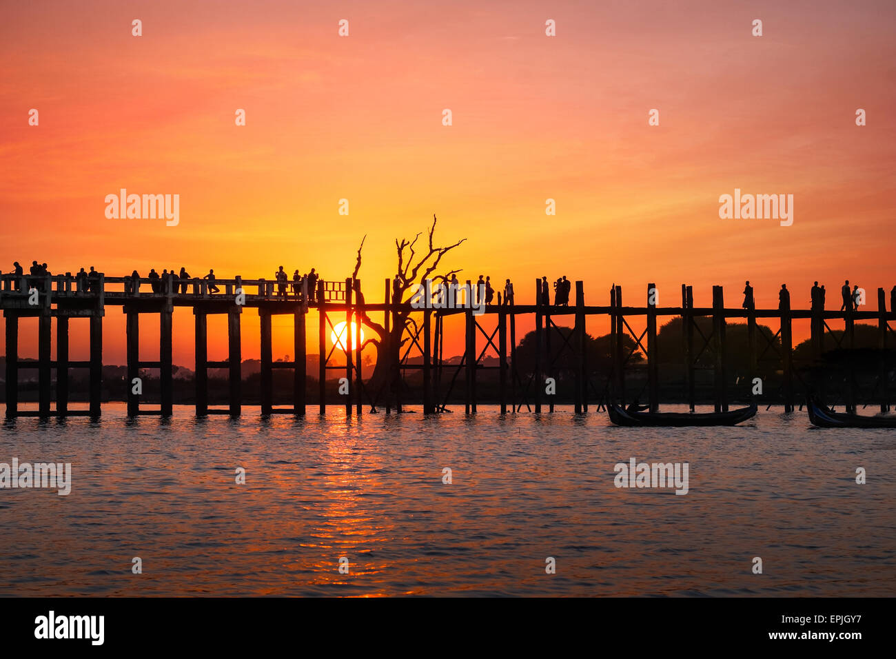 Sagome in U Bein ponte in teak. La popolazione locale ed i turisti di godersi il tramonto ad Amarapura. Myanmar (Birmania) viaggi e paesaggi Foto Stock