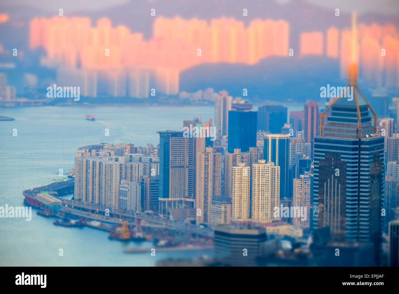 Tilt Shift vista aerea panorama della skyline di Hong Kong e del porto di Victoria al tramonto. Le destinazioni di viaggio Foto Stock