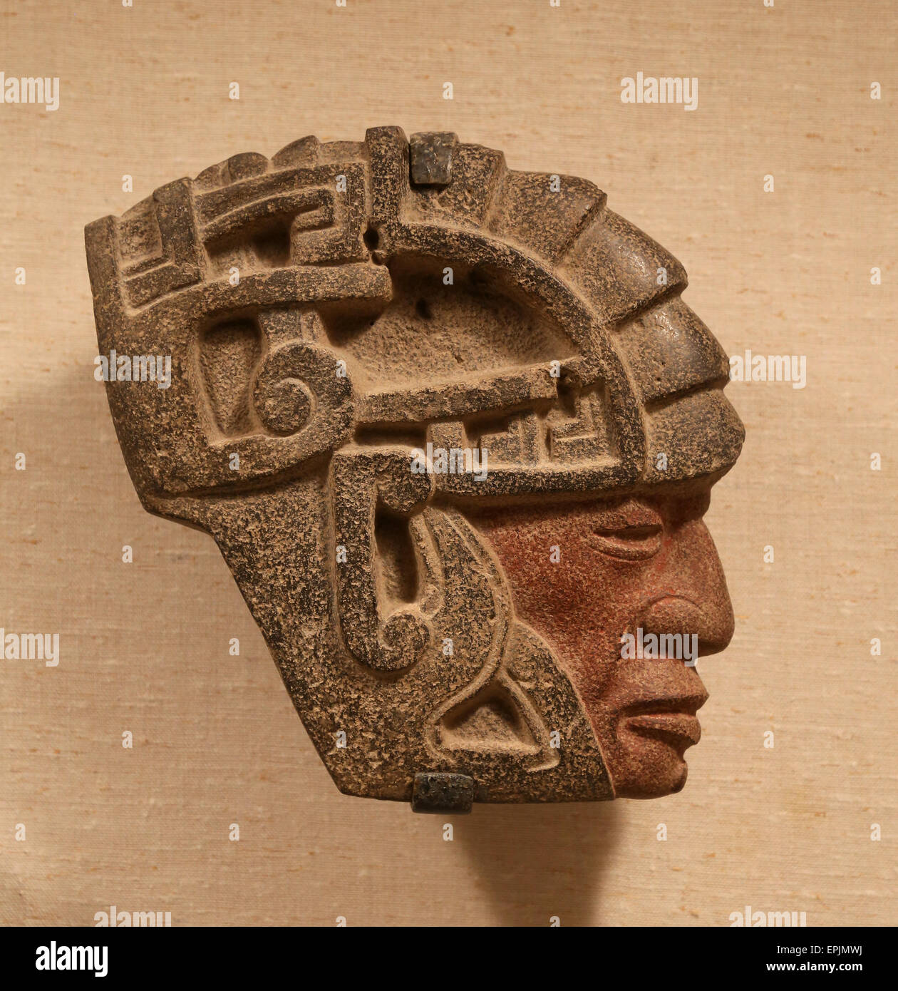 Testa di guerriero hacha. Messico, Veracruz. 6th-8secolo. La pietra, pigmento. Metropolitan Museum of Art. Ny. Stati Uniti d'America. Foto Stock