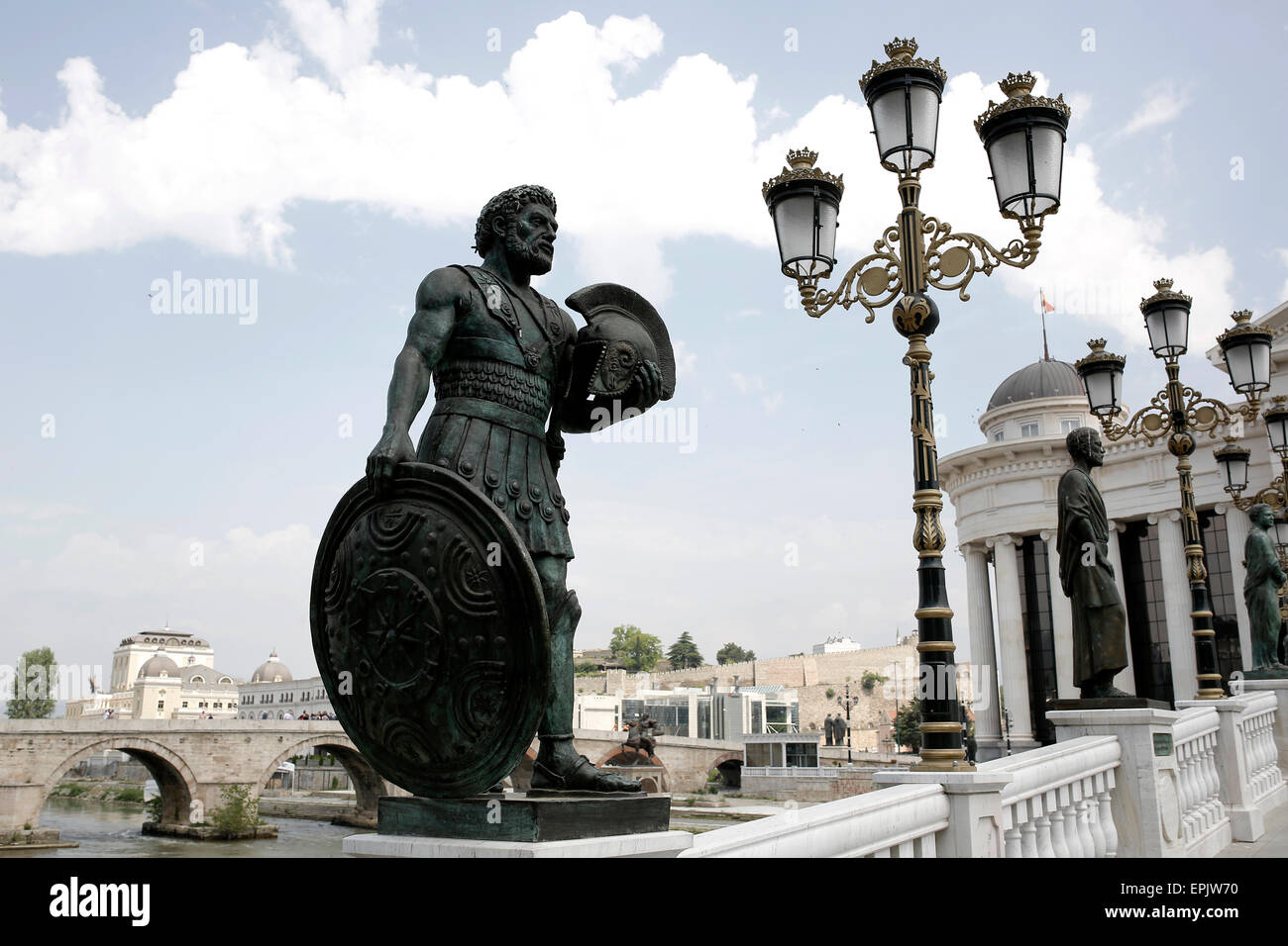 Statue sul Ponte dell'occhio a Skopje, ERIM il 17 maggio 2015. Foto Stock