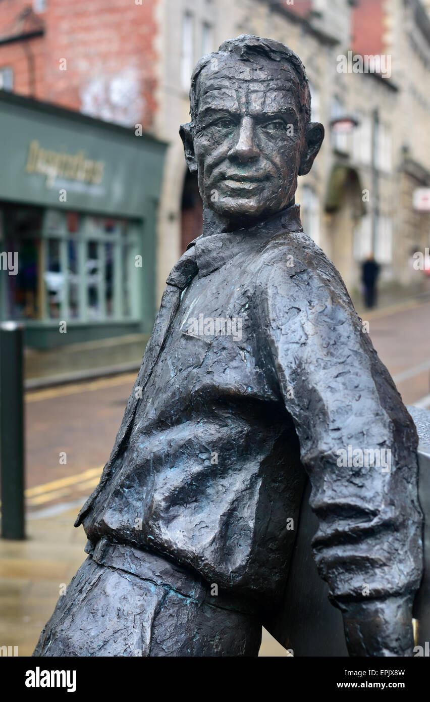 Scultura di metallo ritratto facente parte di un pezzo di arte pubblica, di David Annand, chiamato 'l'Anfiteatro' in Mansfield Foto Stock