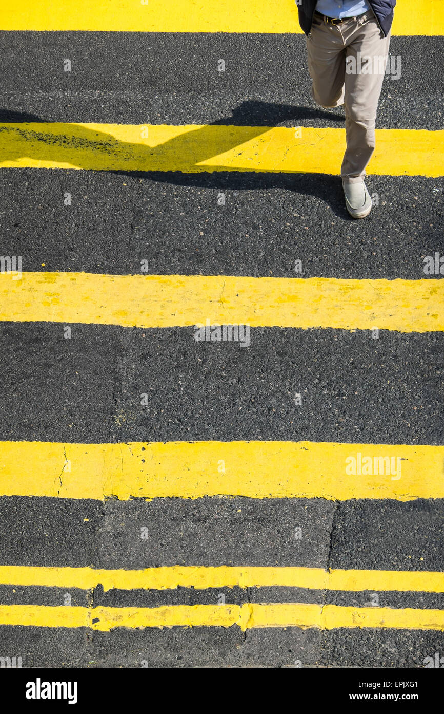 Pedoni persone in movimento in corrispondenza di zebra crosswalk. Hong Kong. Affollata città sfondo astratto Foto Stock