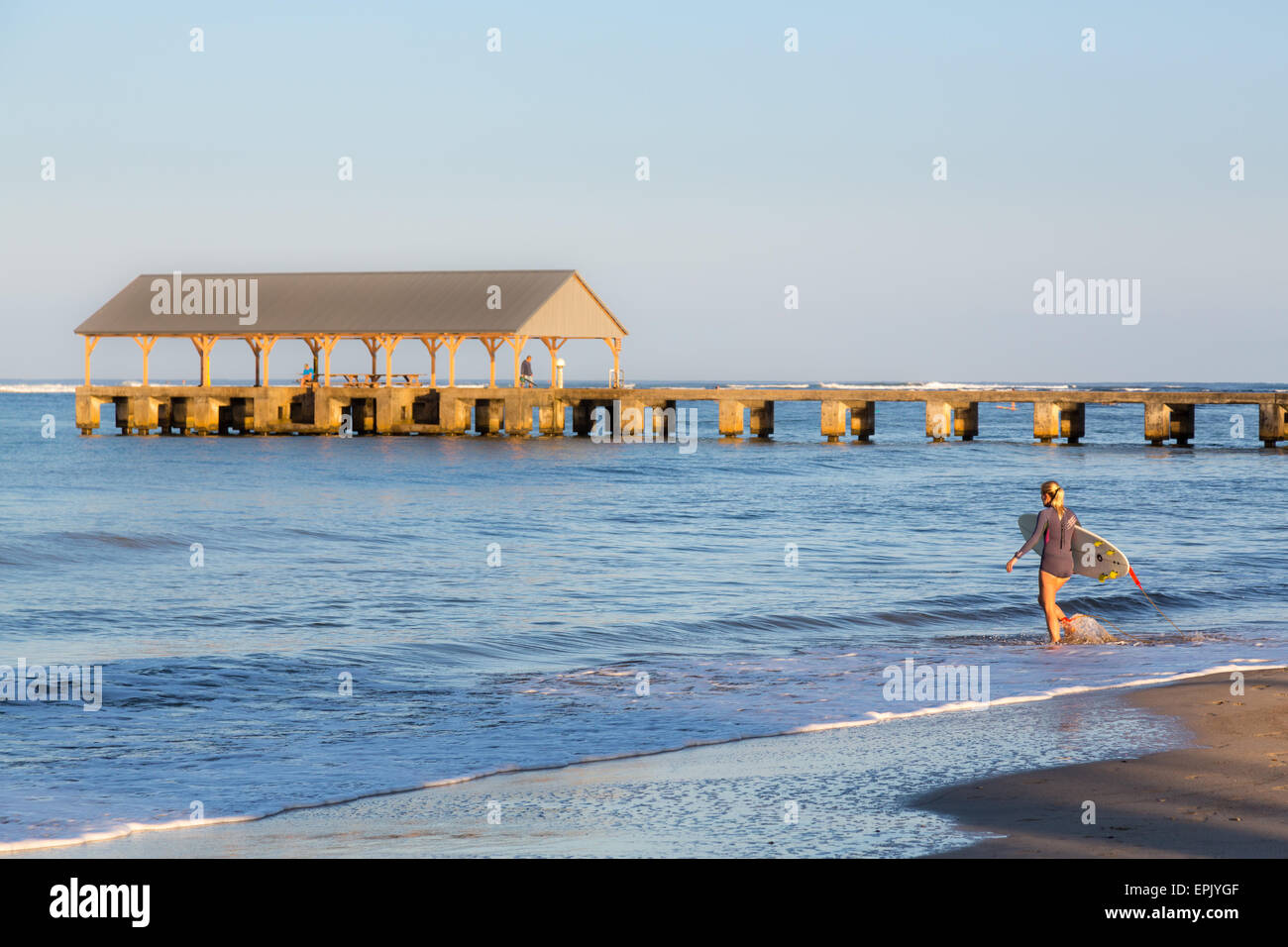 Surfista femmina da Pier di Hanalei Foto Stock