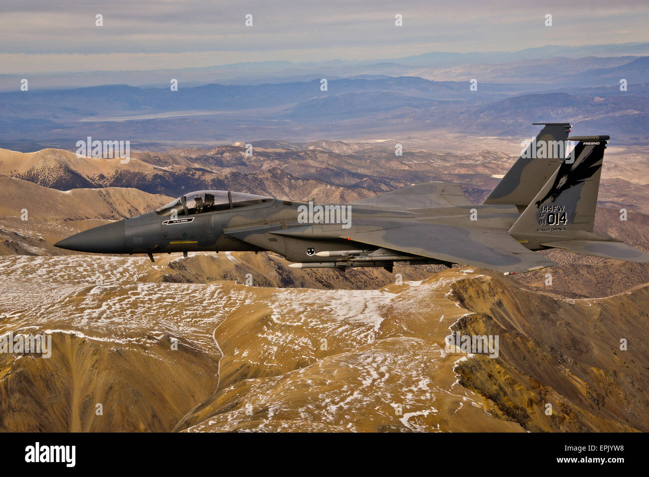 Stati Uniti Air Force F-15 Eagle fighter aircraft in volo Novembre 7, 2013 vicino a Fresno, California. Il volo ha segnato il completamento del 144Fighter ali la conversione dal F-16 Fighting Falcon ai F-15 per uso in sua difesa aerea di missione. Foto Stock