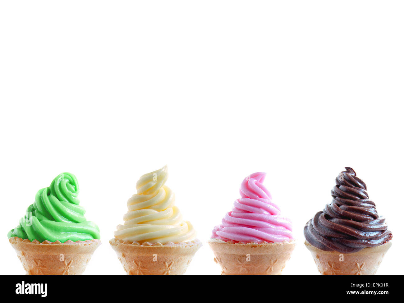 Coni gelato in una fila su uno sfondo bianco Foto Stock