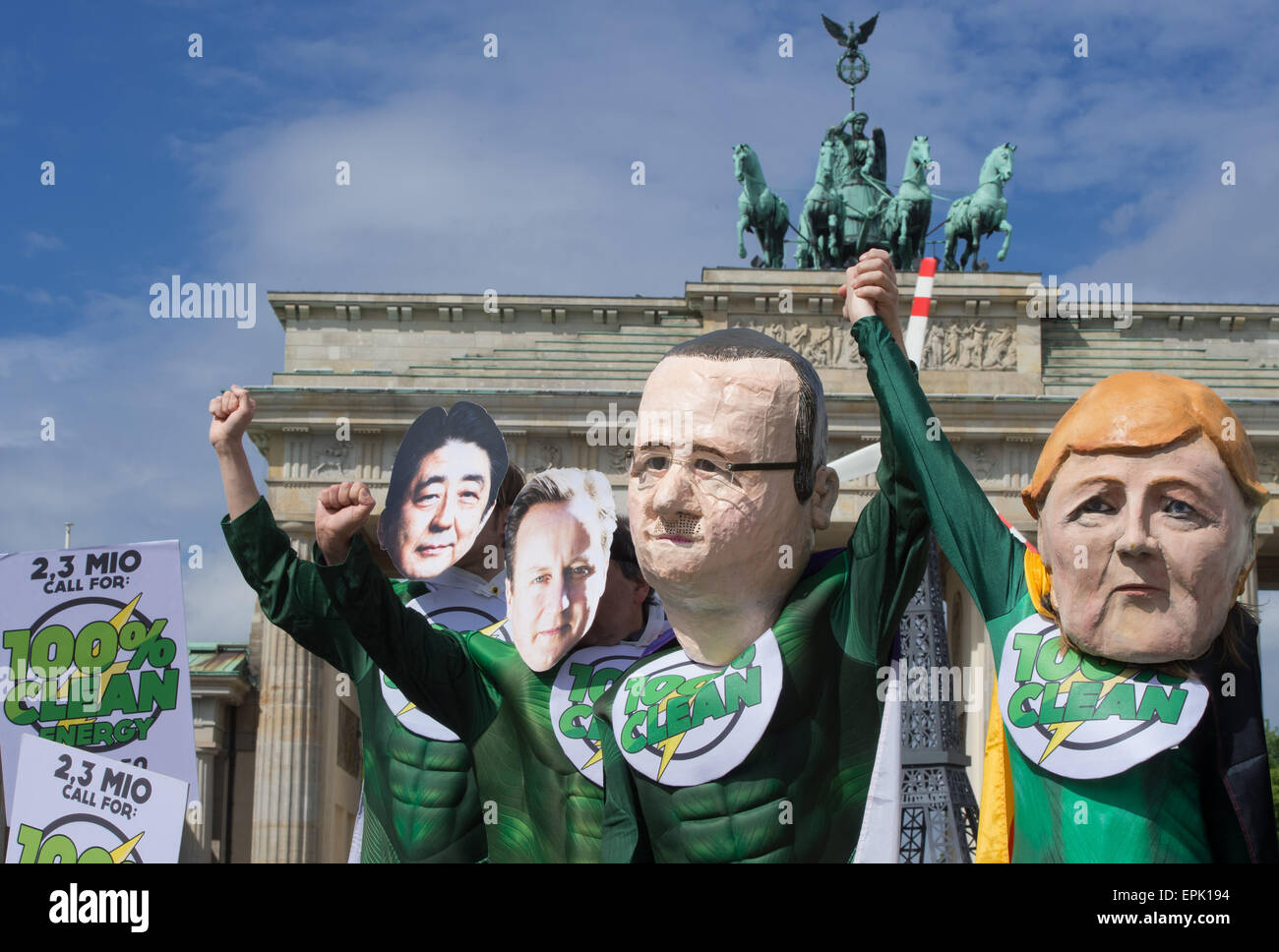 Berlino, Germania. 19 Maggio, 2015. Gli attivisti indossare le maschere del G7 i capi di Stato e di governo durante il raduno presso la Porta di Brandeburgo in occasione del sesto clima di Petersberg dialogo conferenza di Berlino, Germania, 19 maggio 2015. L'iniziativa Avaaz che si concentra principalmente su sostenendo il cambiamento climatico, i diritti umani, la protezione degli animali e la lotta alla corruzione chiamato per il rally a causa del sesto clima di Petersberg dialogo conferenza di Berlino svoltasi a Berlino. Foto: SOEREN STACHE/dpa/Alamy Live News Foto Stock