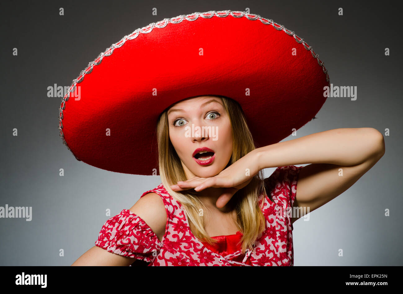 Donna che indossa sombrero hat nel concetto di divertenti Foto Stock