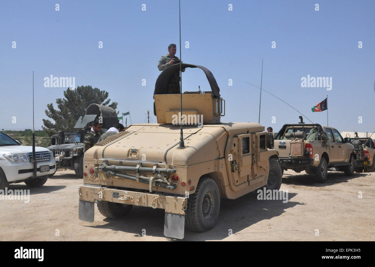 Jawzjan, Afghanistan. 19 Maggio, 2015. Un esercito nazionale afghano soldato sta di guardia su un veicolo militare al di fuori di un accampamento militare nella provincia Jawzjan, Afghanistan settentrionale, il 19 maggio 2015. Circa 86 militanti talebani sono stati uccisi durante le operazioni militari e di scontri con le forze di sicurezza negli ultimi ventiquattro ore, detta autorità il martedì mattina. © Arui/Xinhua/Alamy Live News Foto Stock