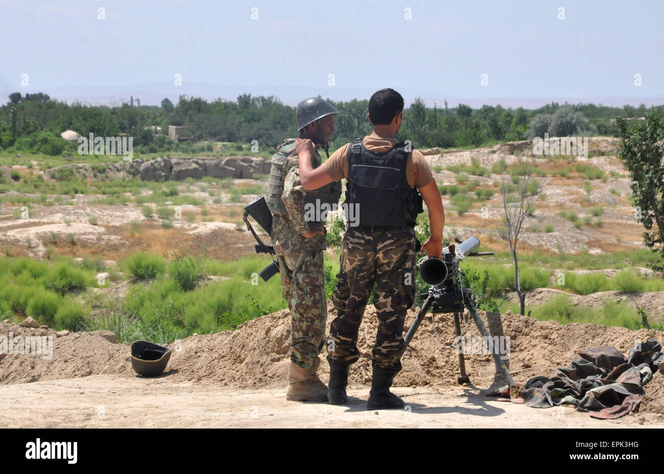 Jawzjan, Afghanistan. 19 Maggio, 2015. Esercito nazionale afghano soldati di guardia al di fuori di un accampamento militare nella provincia Jawzjan, Afghanistan settentrionale, il 19 maggio 2015. Circa 86 militanti talebani sono stati uccisi durante le operazioni militari e di scontri con le forze di sicurezza negli ultimi ventiquattro ore, detta autorità il martedì mattina. © Arui/Xinhua/Alamy Live News Foto Stock