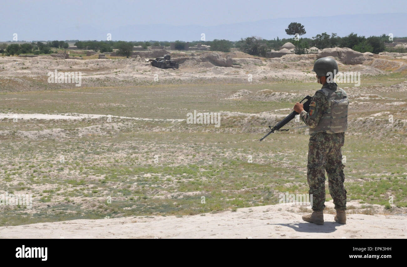Jawzjan, Afghanistan. 19 Maggio, 2015. Un esercito nazionale afghano soldato sta di guardia al di fuori di un accampamento militare nella provincia Jawzjan, Afghanistan settentrionale, il 19 maggio 2015. Circa 86 militanti talebani sono stati uccisi durante le operazioni militari e di scontri con le forze di sicurezza negli ultimi ventiquattro ore, detta autorità il martedì mattina. © Arui/Xinhua/Alamy Live News Foto Stock