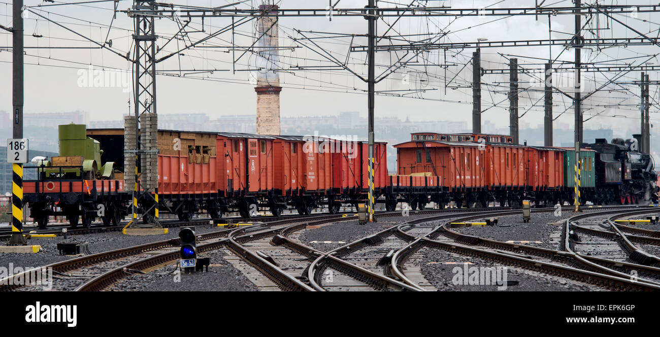 Una replica del treno in cui la guerra mondiale una legione cecoslovacca percorsa Trans-Siberian Railway inizia il suo viaggio in Repubblica Ceca a Praga centrale stazione ferroviaria, Repubblica ceca, 19 maggio 2015. Entro le legioni 100 progetto, 11 ricostruito carrozze ferroviarie saranno attraversando il paese per un periodo di cinque anni per le persone a vedere come i soldati hanno vissuto e combattuto in Russia. Il progetto segna il centenario delle legioni che ha contribuito alla creazione di un organismo indipendente di Stato cecoslovacco nel 1918. La Cecoslovacchia era formata sulle rovine della monarchia austro-ungarica Foto Stock