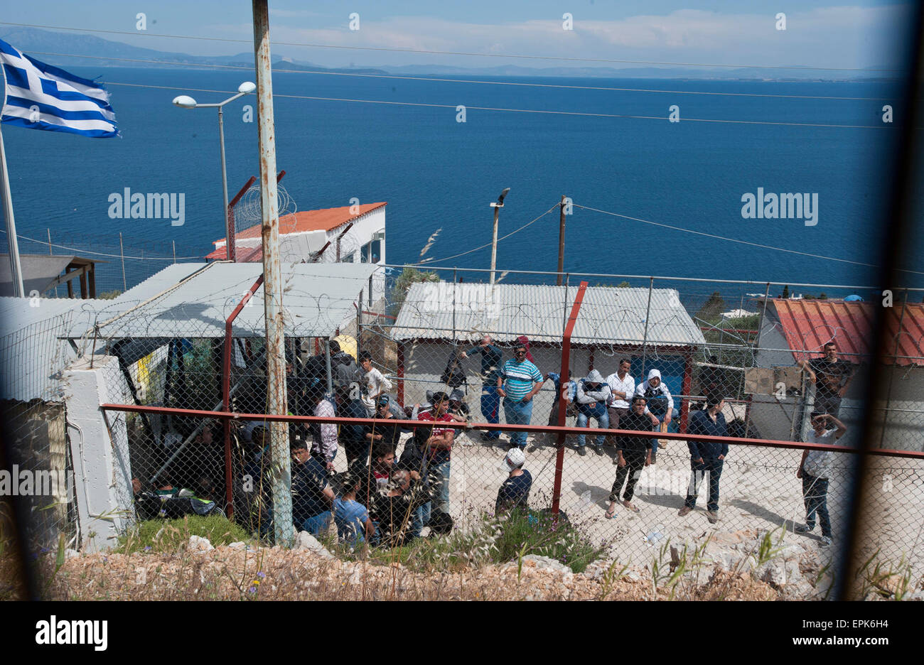 (150519) -- chio, 19 maggio 2015 (Xinhua) -- linea di immigrati fino agli immigrati di nazionalità Centro di identificazione in Mersinidi, Chios, Grecia, 11 maggio 2015. Chios è un breve passaggio del mare per l'Unione europea, di fronte la Turchia, 8 km in linea retta. È una delle isole che hanno visto il traffico aumenta in modo esponenziale, con più di 6 mila immigrati soccorsi in mare lo scorso anno e più di 5.000 nei primi mesi del 2015 fino ai primi di maggio, secondo la polizia dell'isola. Per oltre due anni, sin da quando la recinzione di confine Greek-Turkish di Evros è stata costruita, l afflusso di immigran Foto Stock