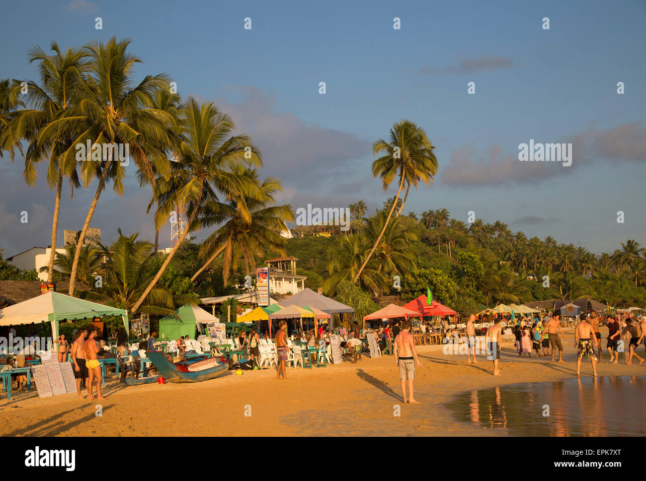 Affollata spiaggia sabbiosa a Mirissa, Sri Lanka, Asia Foto Stock