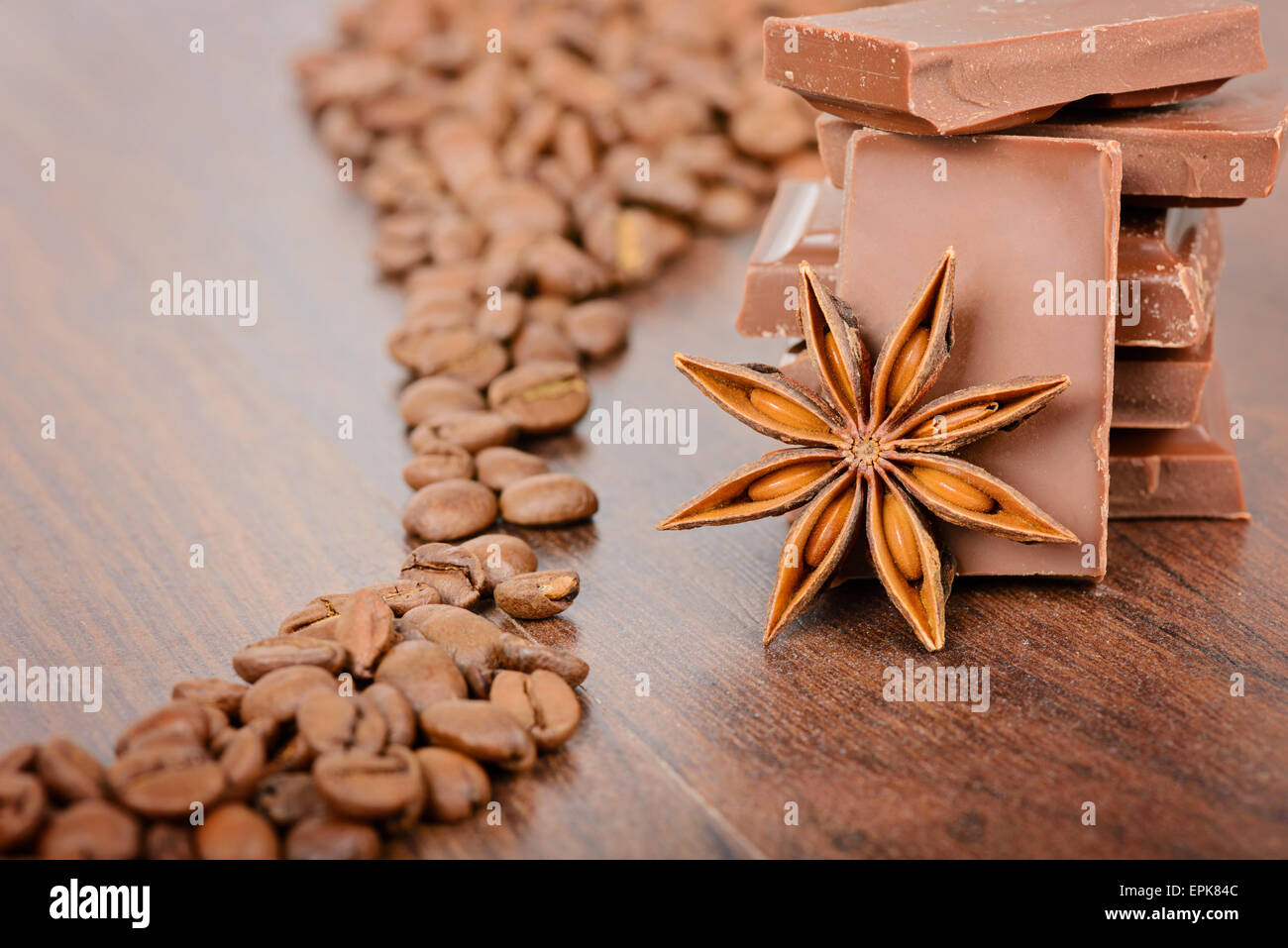 Il dolce di cioccolato, i chicchi di caffè e anice Foto Stock